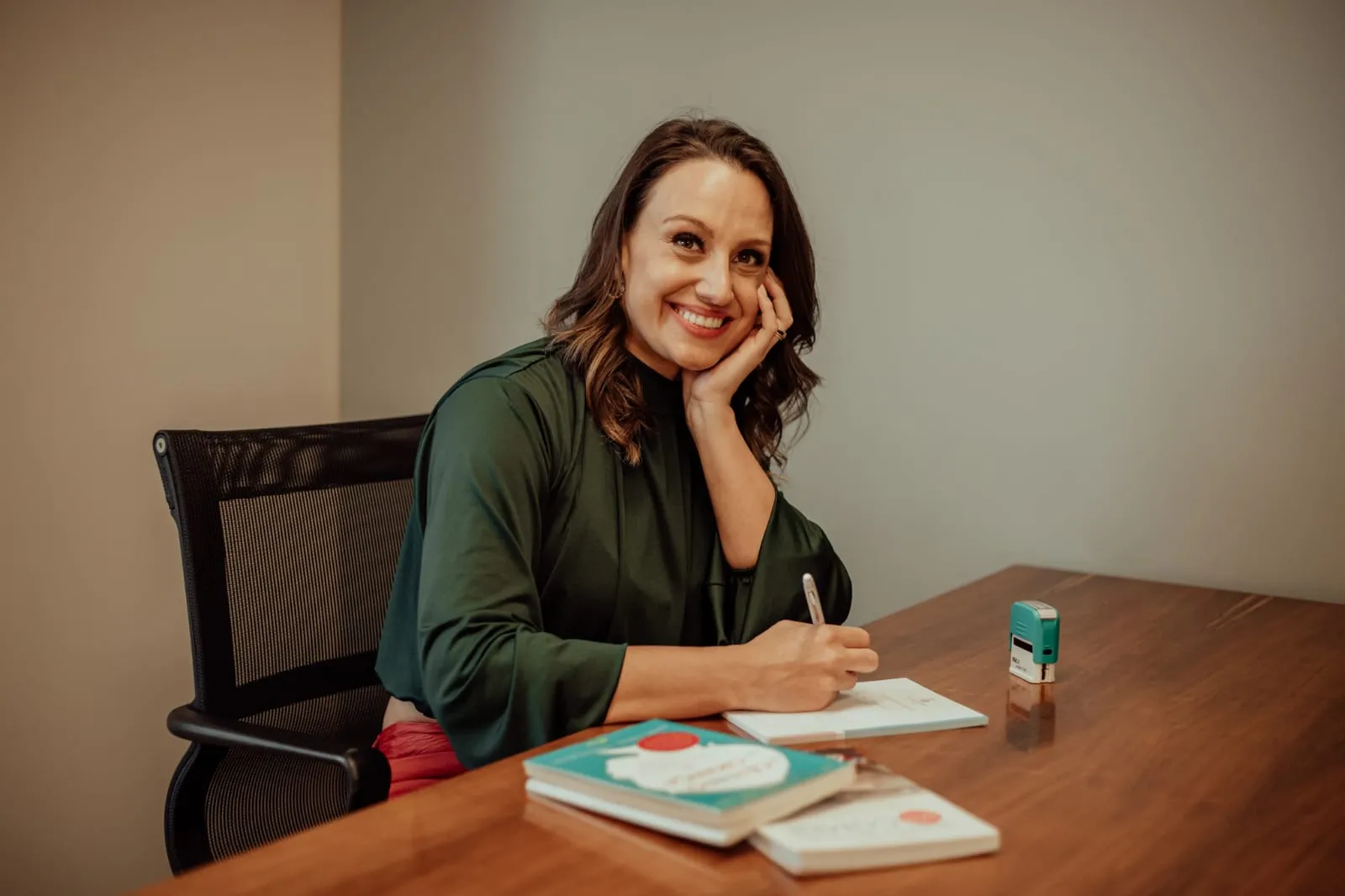 Dra. Leticia Januario em consultorio, sorrindo durante o atendimento.